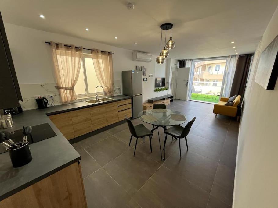 Penthouse St Paul'S Bay Apartment Сейнт Полс Бей Екстериор снимка